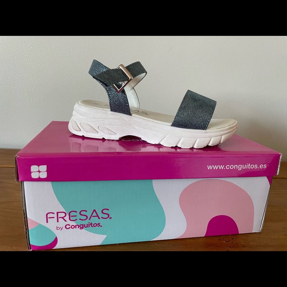 Fresas by Conguitos Girl Sandals. Size 32. U.S. 1. Color metallic blue.